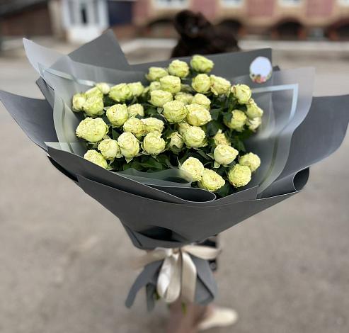 Букет Белые кустовые розы Солинеро в Кашхатау