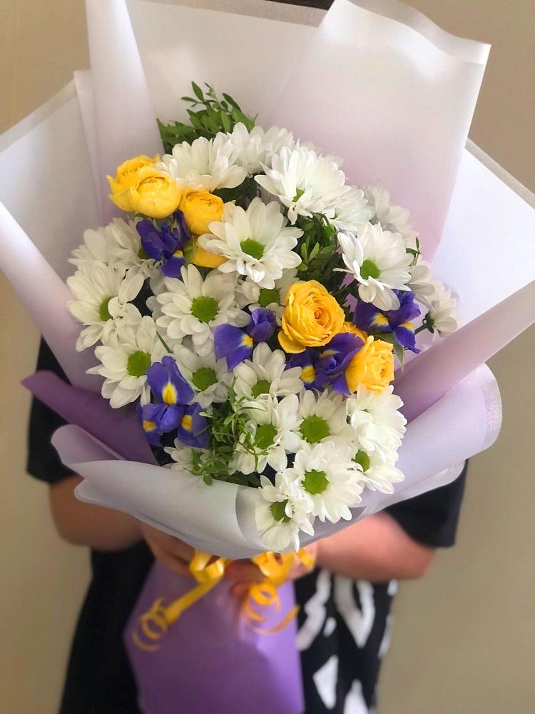 Букет цветов из: Ирисы, Хризантемы и Розы в Кашхатау