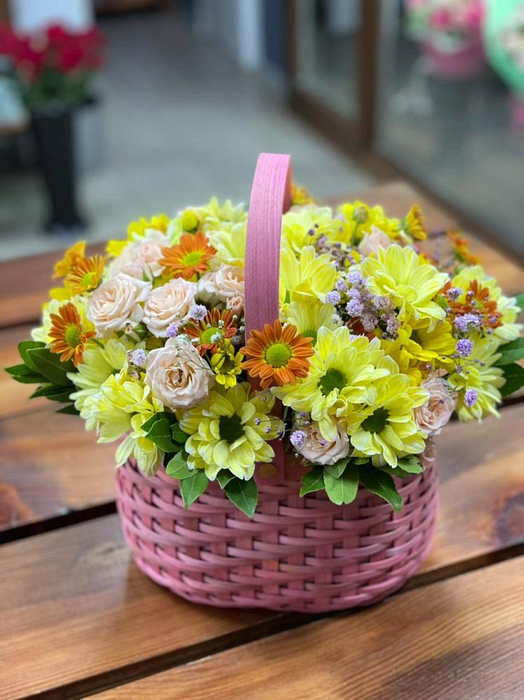 Цветочная композиция из Хризантемы и Розы в корзине в Кашхатау