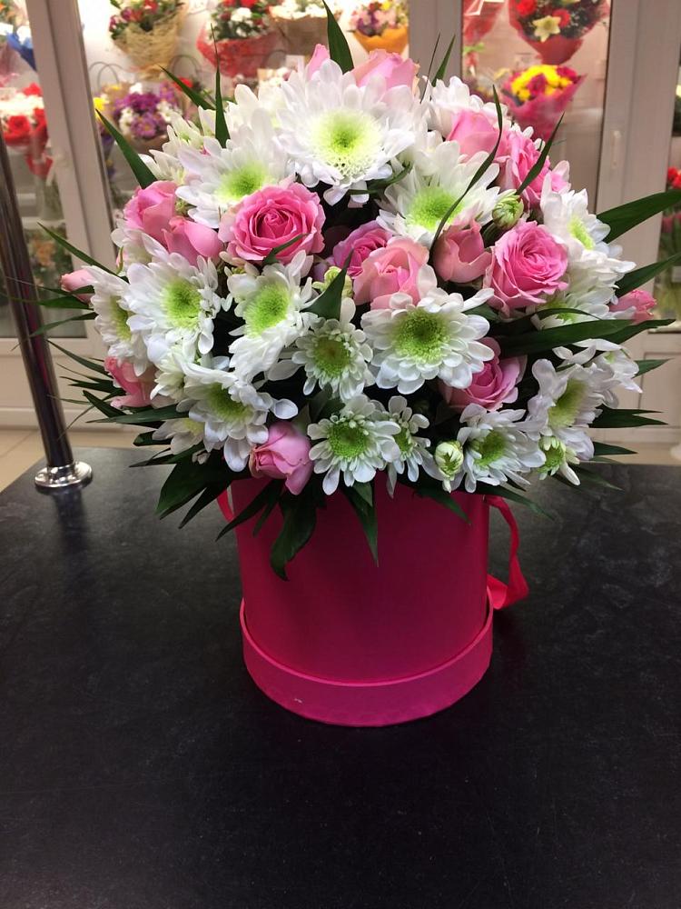 Цветочная композиция из Розы и Хризантемы в шляпной коробке в Кашхатау