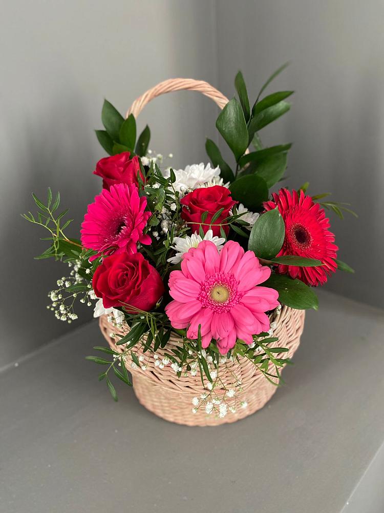 Цветочная композиция из Розы, Хризантемы и Герберы в корзине в Кашхатау