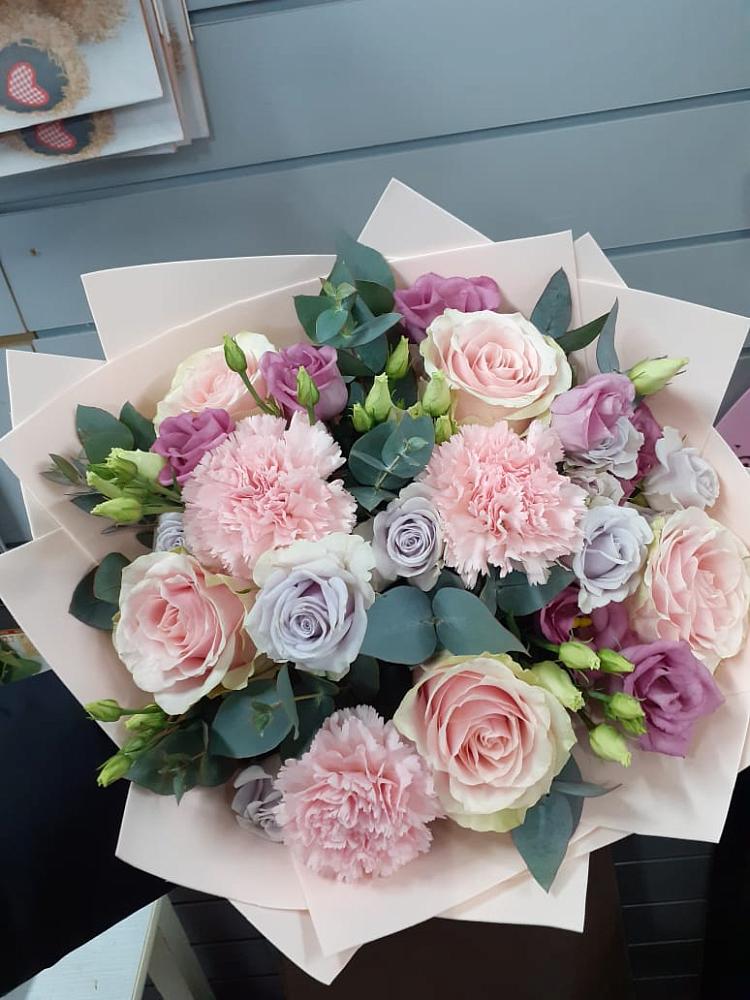 Букет цветов из: Розы, Гвоздики и Лизиантусы в Кашхатау